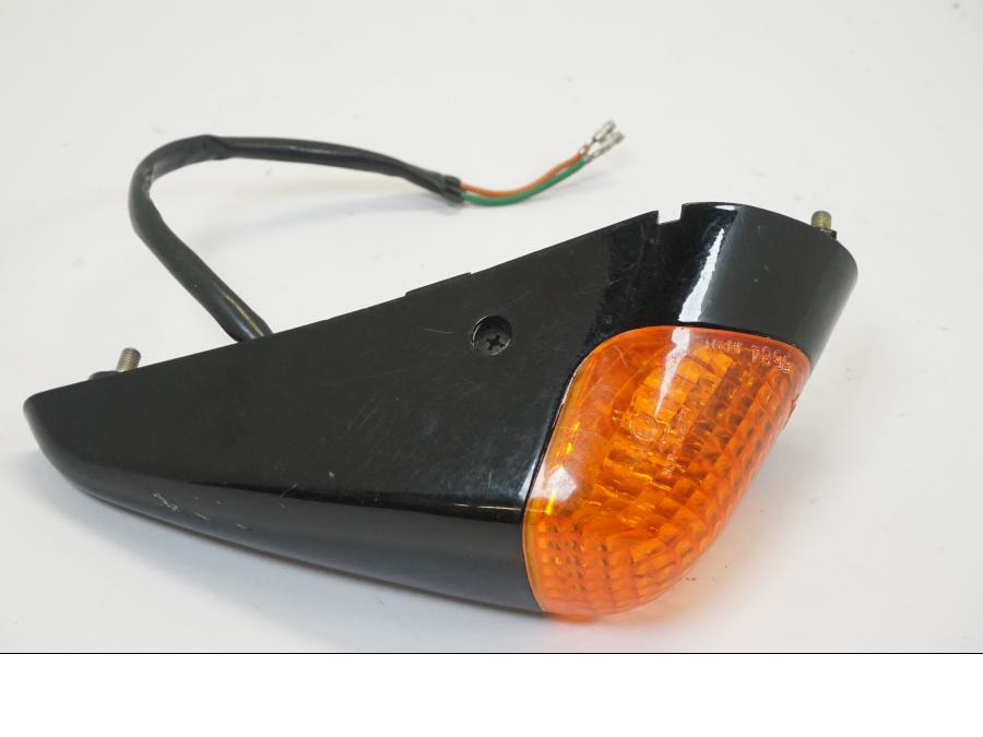 Snett uppifrån på <p>Blinkers vänster fram från Honda VFR 750 F 1988.</p>

<p>Okej skick. Små skrapat hus se bild.</p> motorcykel.