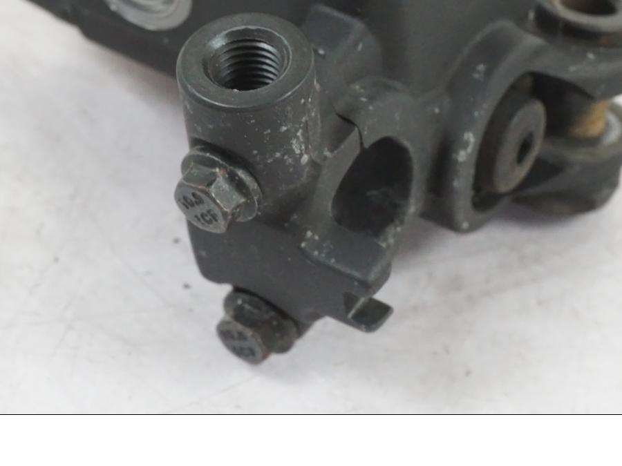 Snett nerifrån på Bromshuvudcylinder från en KTM 690 Duke -2015 motorcykel.