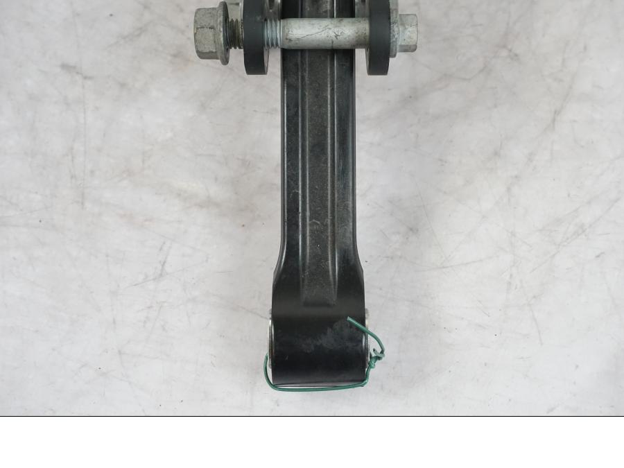 Snett uppifrån på Stötdämparlänkage från en KTM 1290 Super Duke R -2022 motorcykel.