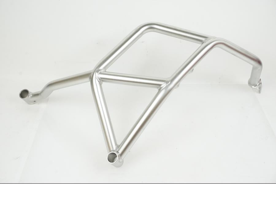 Framsidan på Motorskyddsbåge från en Ducati Desert X -2023 motorcykel.