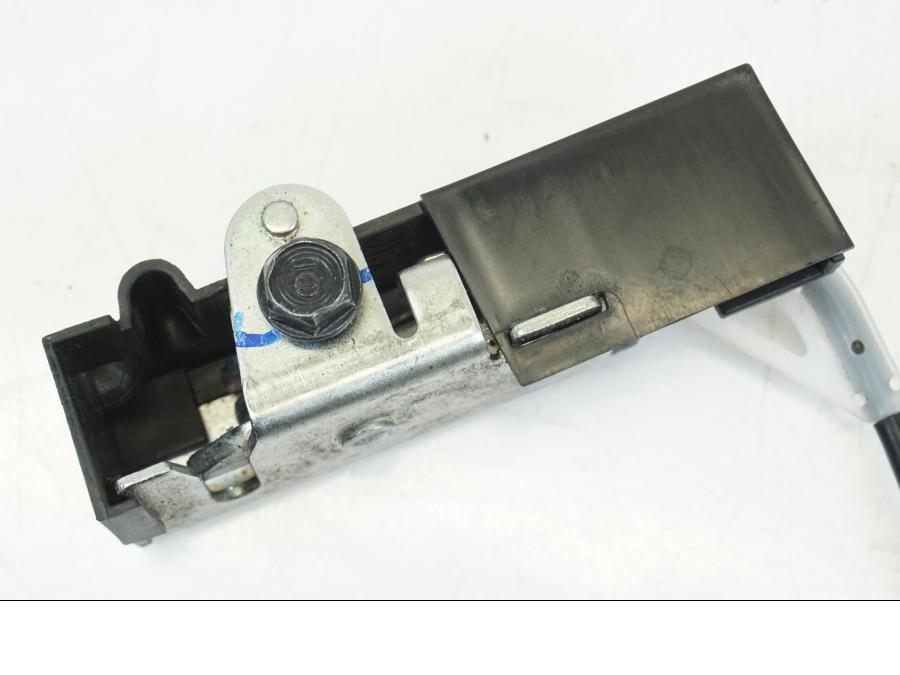 Snett nerifrån på Sadellåsmekanism från en Honda CBR 650 R -2019 motorcykel.