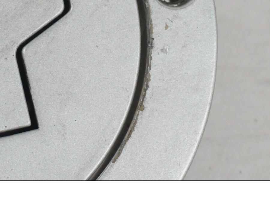 Vänster sida på <p>Låssats från BMW K 1200 RS 1998.</p>

<p>Tändningslås, 1st nyckel, tanklock och sadellås.</p> motorcykel.