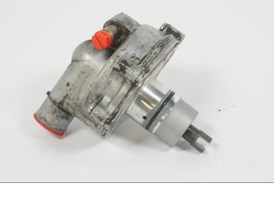 Höger sida på Vattenpump från en Suzuki GSX-R 750 -1997 motorcykel.