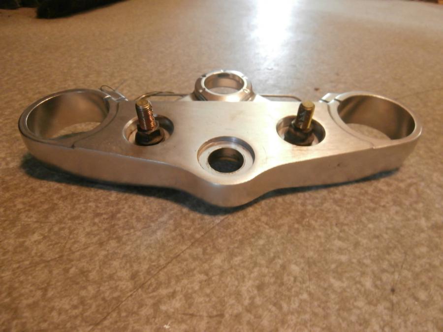 Höger sida på <p>Gaffelkrona övre från Triumph Speed Triple 2009.</p>

<p>Okej skick.</p> motorcykel.