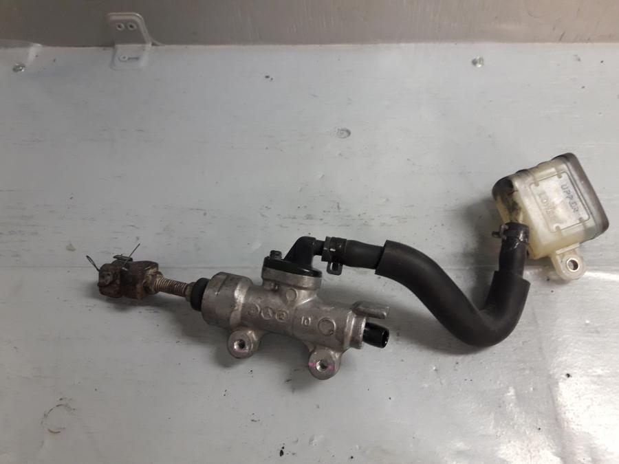 Framsidan på Bromshuvudcylinder från en Honda CBR 125 R -2005 motorcykel.