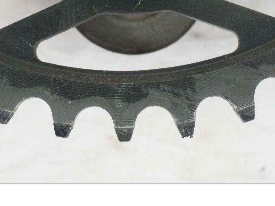 Snett uppifrån på Drevfäste från en KTM 950 SM -2006 motorcykel.