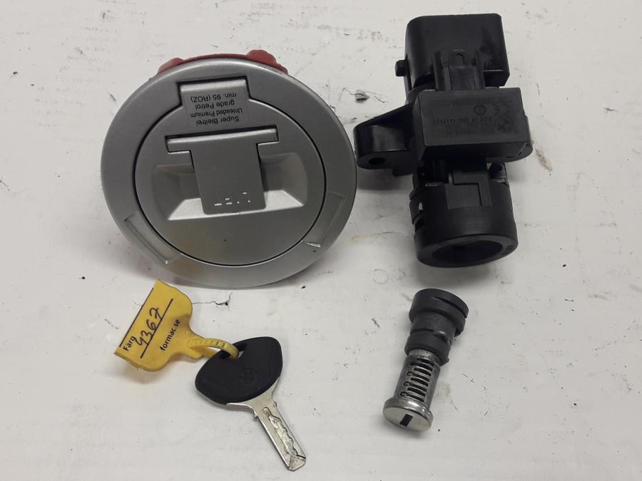 Framsidan på Låssats från en BMW F 800 ST -2010 motorcykel.