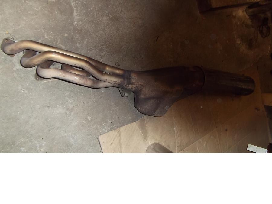 Baksidan på Avgassystem från en BMW K 1200 RS -1998 motorcykel.