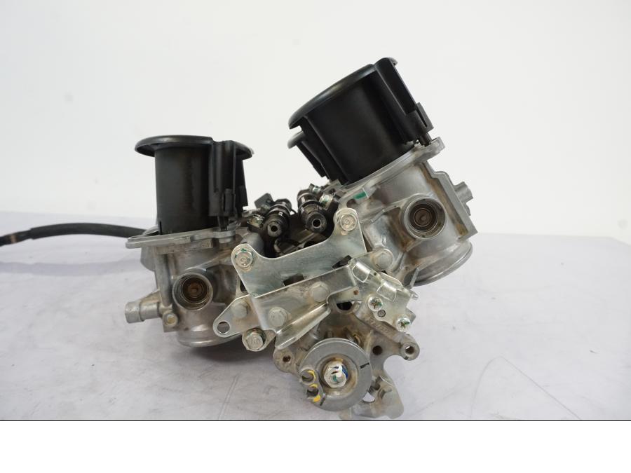 Snett nerifrån på Spjällhus från en Honda VFR 1200 -2010 motorcykel.