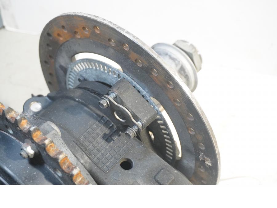 Vänster sida på Sving från en Triumph Sprint ST -2007 motorcykel.