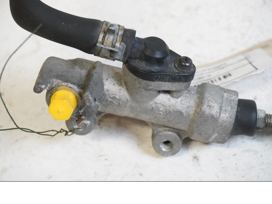 Baksidan på Bromshuvudcylinder från en Suzuki GSX 1300 R -2008 motorcykel.