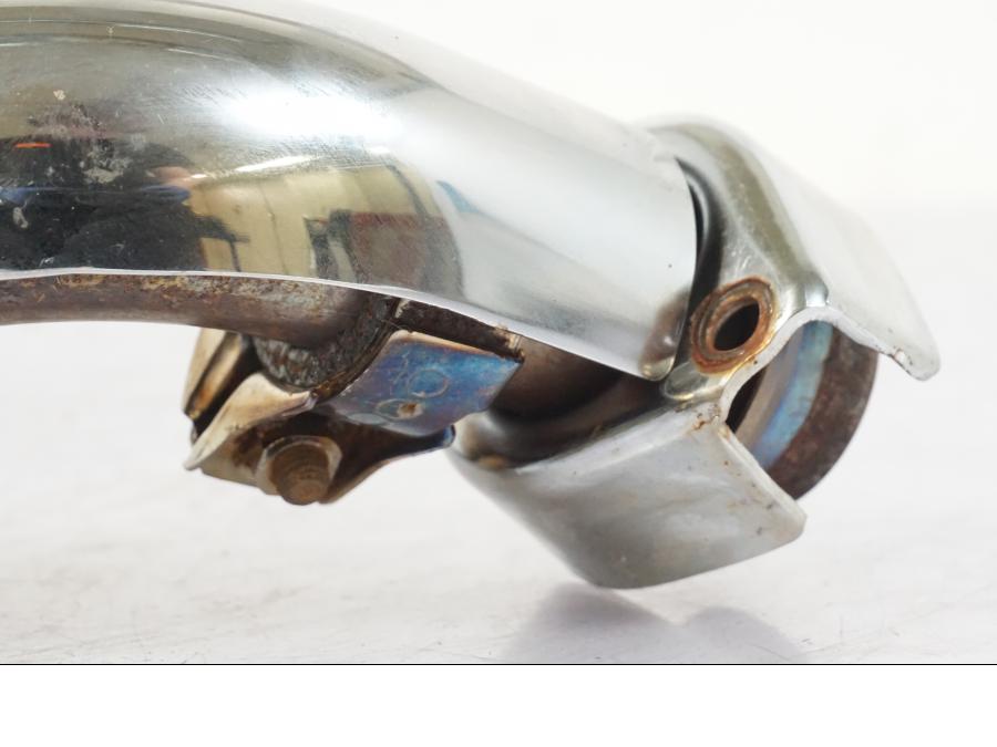 Höger sida på Grenrör från en Yamaha XVS 1100 -2004 motorcykel.