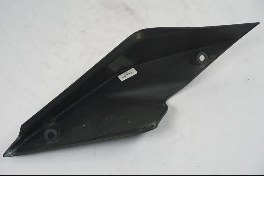 Snett uppifrån på Bakvinge från en KTM 1290 Super Duke R -2015 motorcykel.