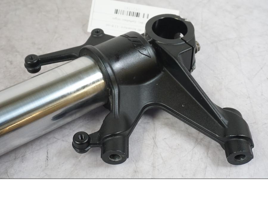 Vänster sida på Gaffelben från en KTM 1190 Adventure -2013 motorcykel.