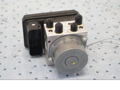 Framsidan på ABS Modulator från en Kawasaki Z 650 ABS -2020 motorcykel.