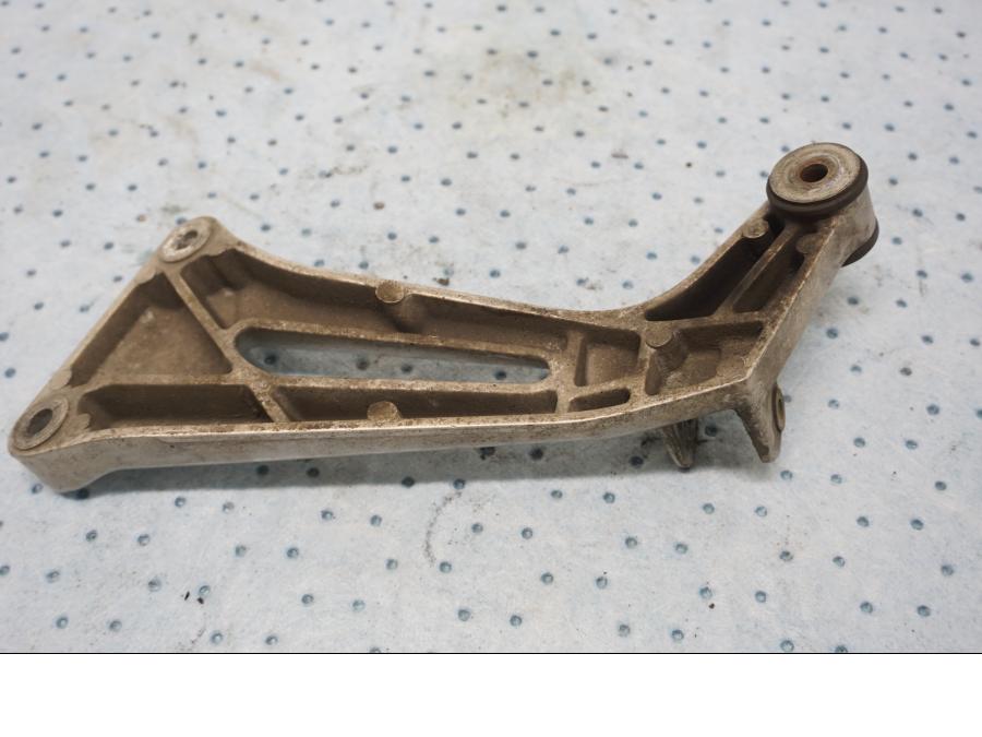 Baksidan på Fotpinnefäste från en Honda VTR 1000 F -1997 motorcykel.