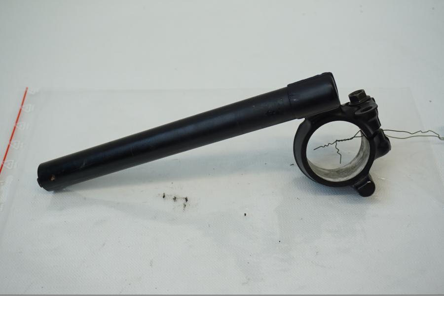 Framsidan på Styre från en Honda CBR 900 RR -1997 motorcykel.