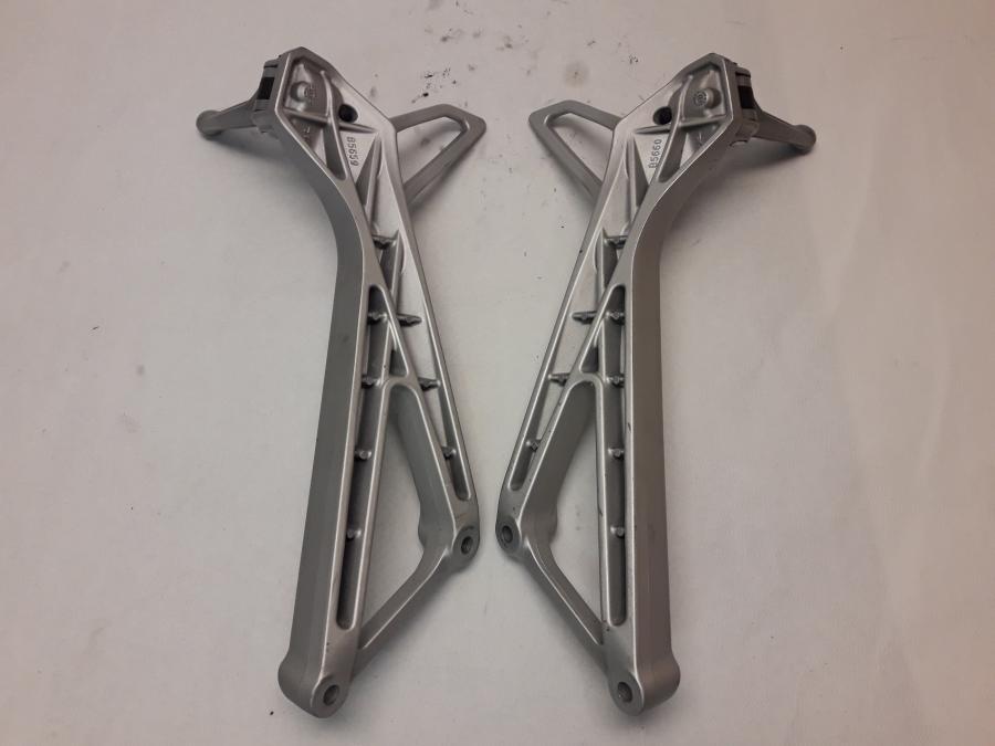 Baksidan på Fotpinnefäste från en MV Agusta F3 675 -2013 motorcykel.