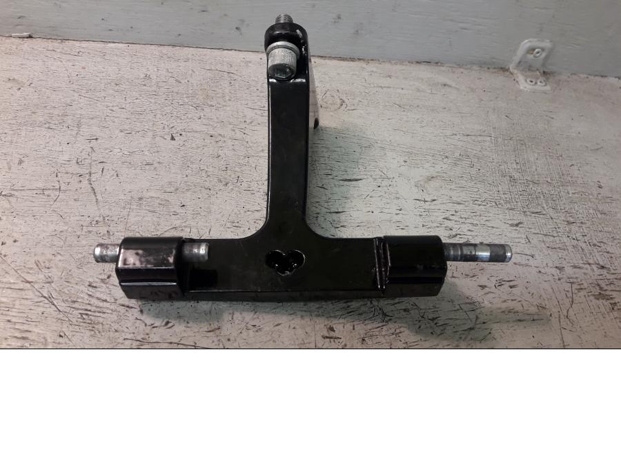 Framsidan på Fotplattefäste från en H-D Touring Road King FLHR/I -2012 motorcykel.