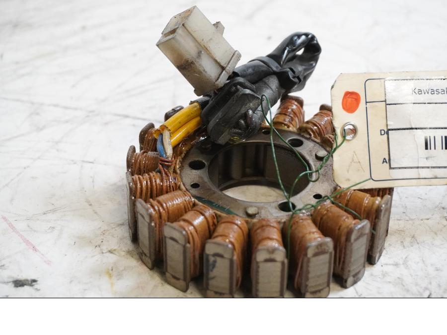 Framsidan på Generator från en Kawasaki Zephyr 750 -1991 motorcykel.