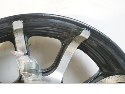 Snett uppifrån på Fälg från en Indian Chieftain Dark Horse -2019 motorcykel.