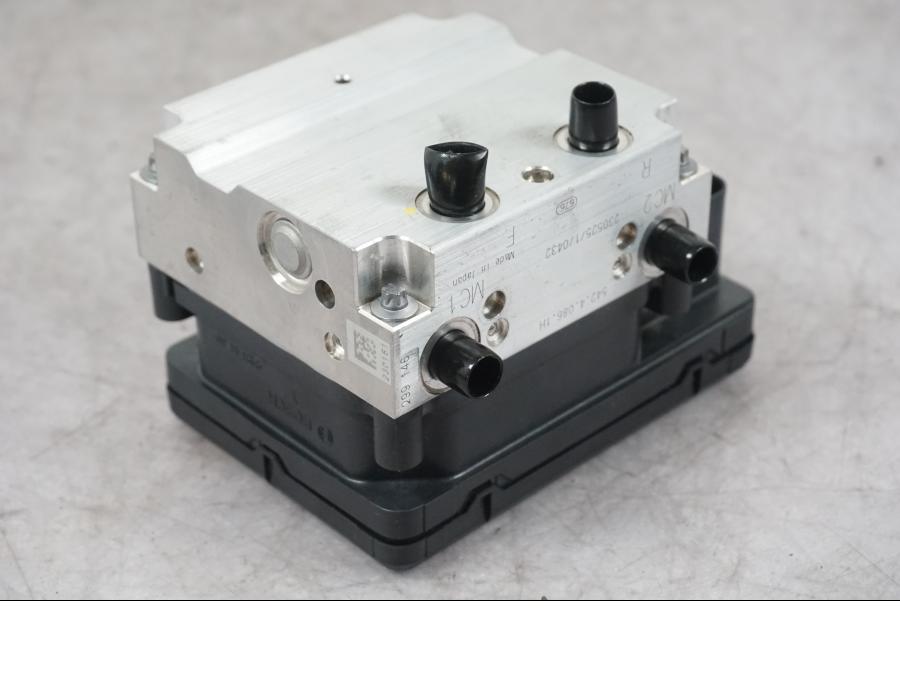 Snett uppifrån på ABS Modulator från en Ducati Multistrada V4 -2024 motorcykel.