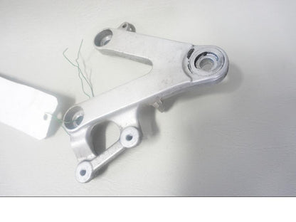 Framsidan på Fotpinnefäste från en Honda CBR 900 RR -1997 motorcykel.