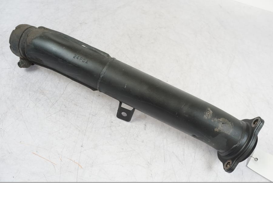 Snett nerifrån på Mellanrör från en Suzuki GSX 1300 RX -1999 motorcykel.