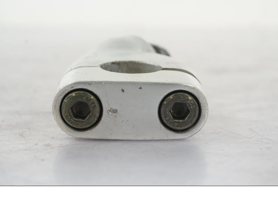 Baksidan på <p>Styrfäste från Yamaha FZ-S 600 1998.</p>

<p>1st. Ytliga repor finns se bilder.</p> motorcykel.