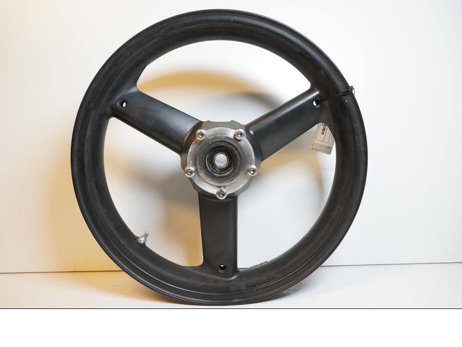 Extrabild1 på Fälg från en Triumph Daytona 650 -2005 motorcykel.