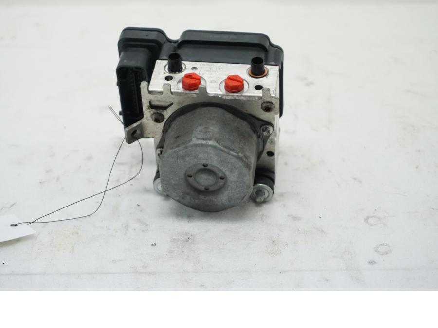 Framsidan på ABS styrenhet från en BMW S 1000 RR -2010 motorcykel.