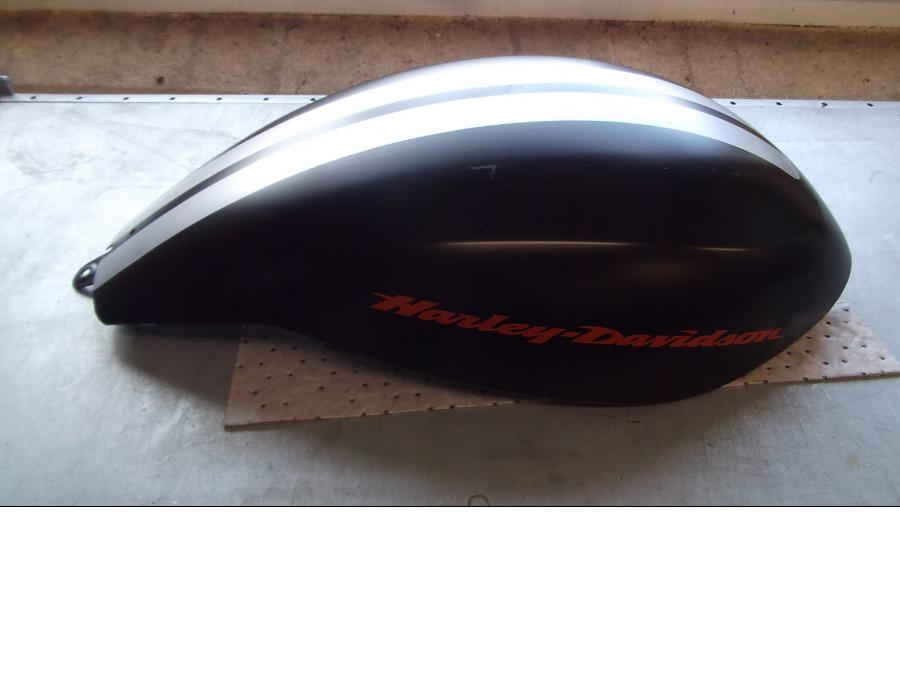 Vänster sida på Bensintankskåpa från en H-D V-ROD Night Rod Special VRSCDX -2010 motorcykel.