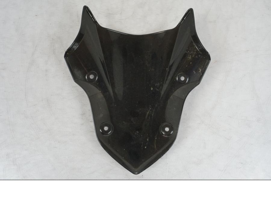 Snett uppifrån på Vindruta från en Kawasaki Z 900 -2019 motorcykel.