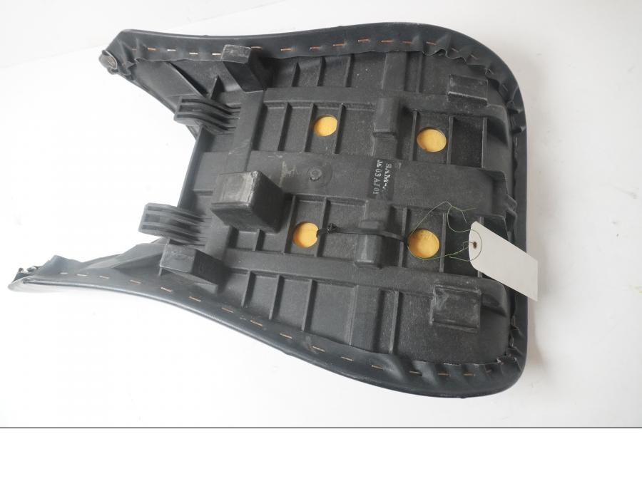 Höger sida på Sadel från en Hyosung GT 650 -2006 motorcykel.