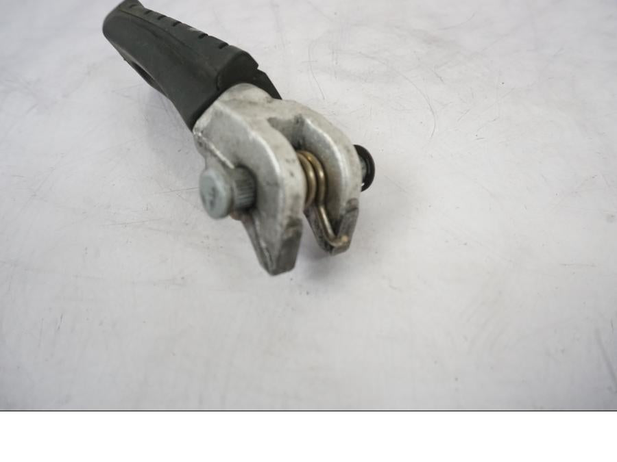 Vänster sida på Fotpinne från en KTM 790 Duke -2019 motorcykel.