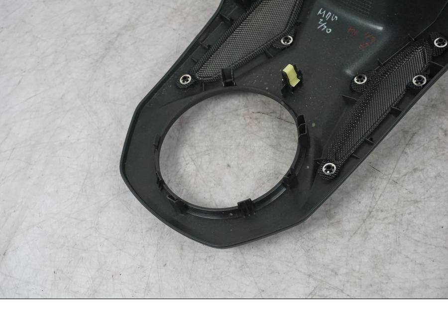 Snett uppifrån på Bensintankskåpa från en Yamaha MT-09 -2024 motorcykel.