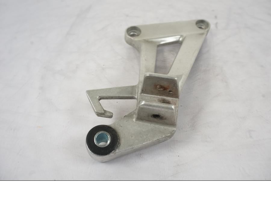 Baksidan på Fotpinnefäste från en Honda CBR 125 R -2006 motorcykel.