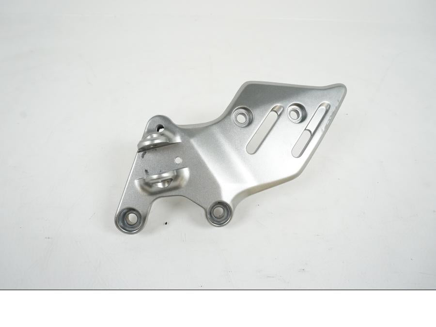 Framsidan på Fotpinnefäste från en Yamaha MT-09 Tracer -2021 motorcykel.