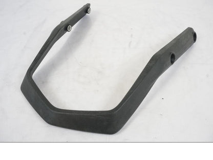 Framsidan på Passagerarhandtag från en KTM 790 Duke -2019 motorcykel.