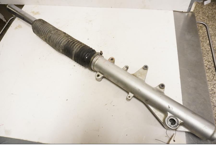 Framsidan på Gaffelben från en Triumph Tiger -2002 motorcykel.