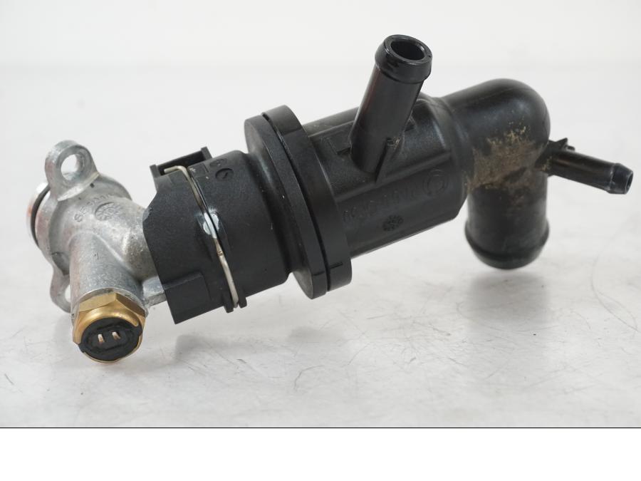 Framsidan på Vattentermostathus från en BMW R 1250 GS -2021 motorcykel.