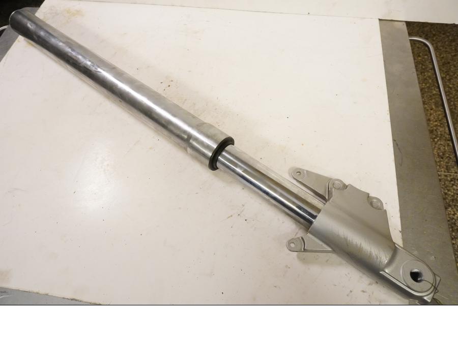 Framsidan på Gaffelben från en Suzuki VZ 800 -1997 motorcykel.