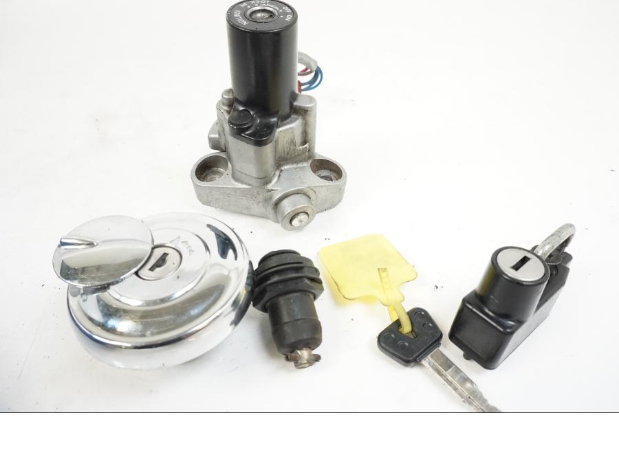 Baksidan på Låssats från en Yamaha XVS 1100 -2004 motorcykel.