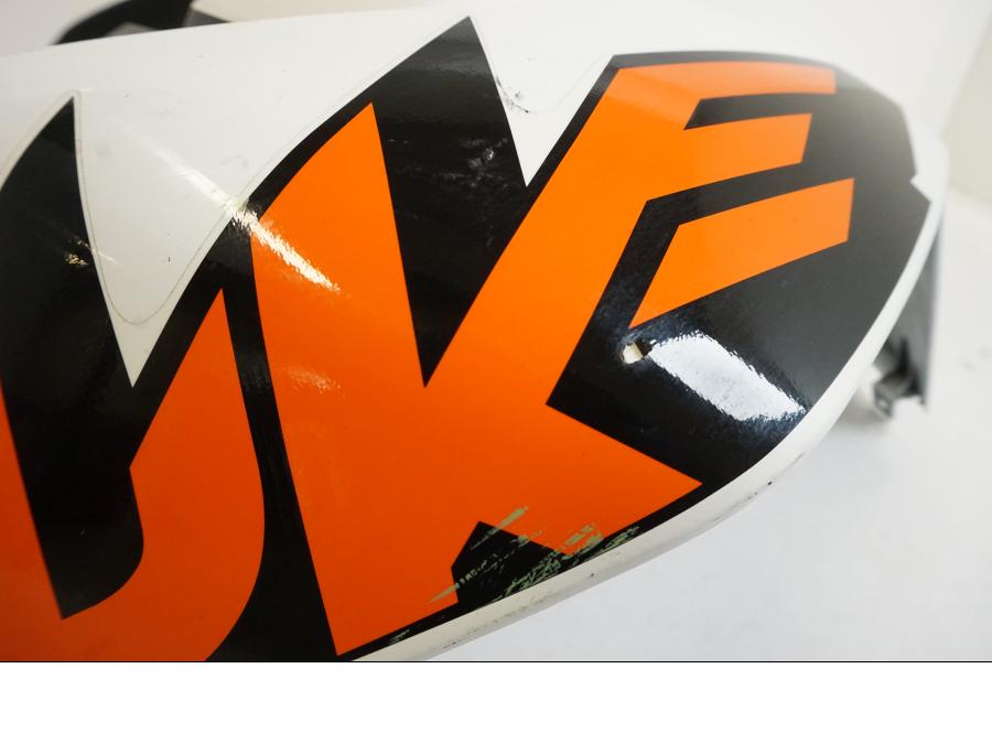 Vänster sida på Tankkåpa från en KTM 125 Duke -2014 motorcykel.