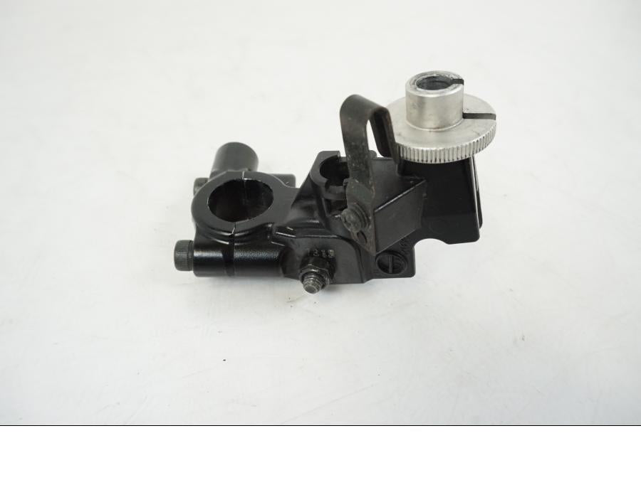 Snett nerifrån på Kopplingsklo från en Triumph Speed Triple -2008 motorcykel.