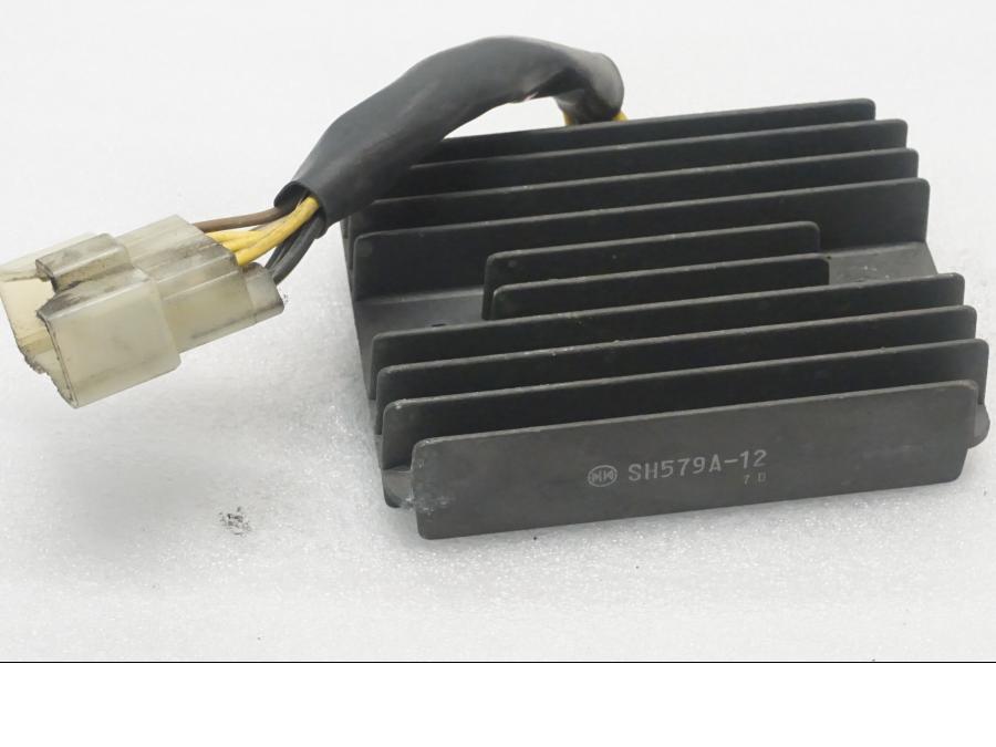 Framsidan på Likriktare från en Kawasaki ZX-9R -1998 motorcykel.