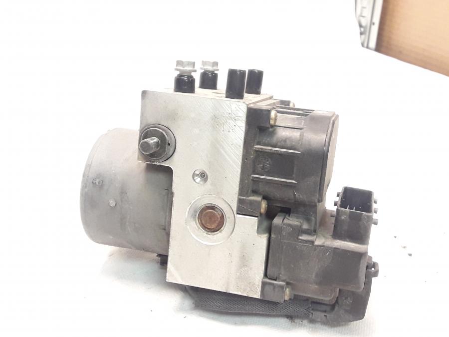 Framsidan på ABS Modulator från en BMW F 650 GS -2002 motorcykel.