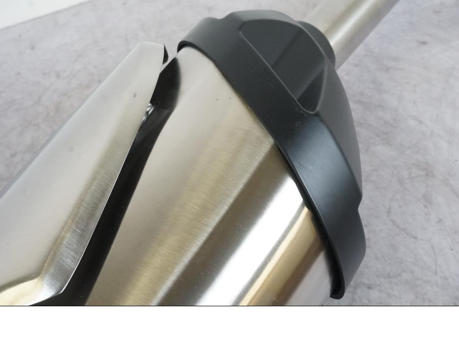 Snett uppifrån på Ljuddämpare från en Triumph Tiger 800 XC -2012 motorcykel.