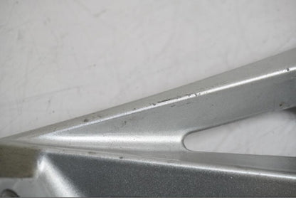 Baksidan på Fotpinnefäste från en Yamaha BT 1100 -2004 motorcykel.