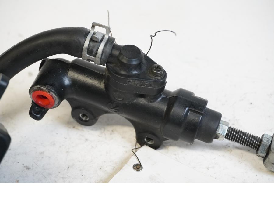 Baksidan på Bromshuvudcylinder från en Suzuki VL 1500 -2002 motorcykel.